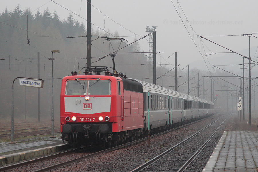 Passage dans l'ancienne gare d'Hargarten-Falck de l'EuroCity 55 Paris-Est - Frankf&uuml;rt-am-Main Hbf, tract&eacute; par la BR 181 224-7 et d&eacute;tourn&eacute; par la ligne 8 suite &agrave; un probl&egrave;me d'alimentation &eacute;lectrique survenu entre R&eacute;milly et Saint Avold.