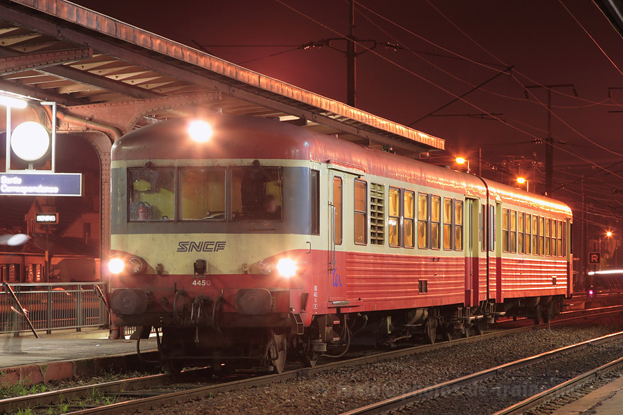 D&eacute;part imminent de la gare de B&eacute;ning pour le TER 23757 Metz - Sarreguemines, assur&eacute; par le X 4450.