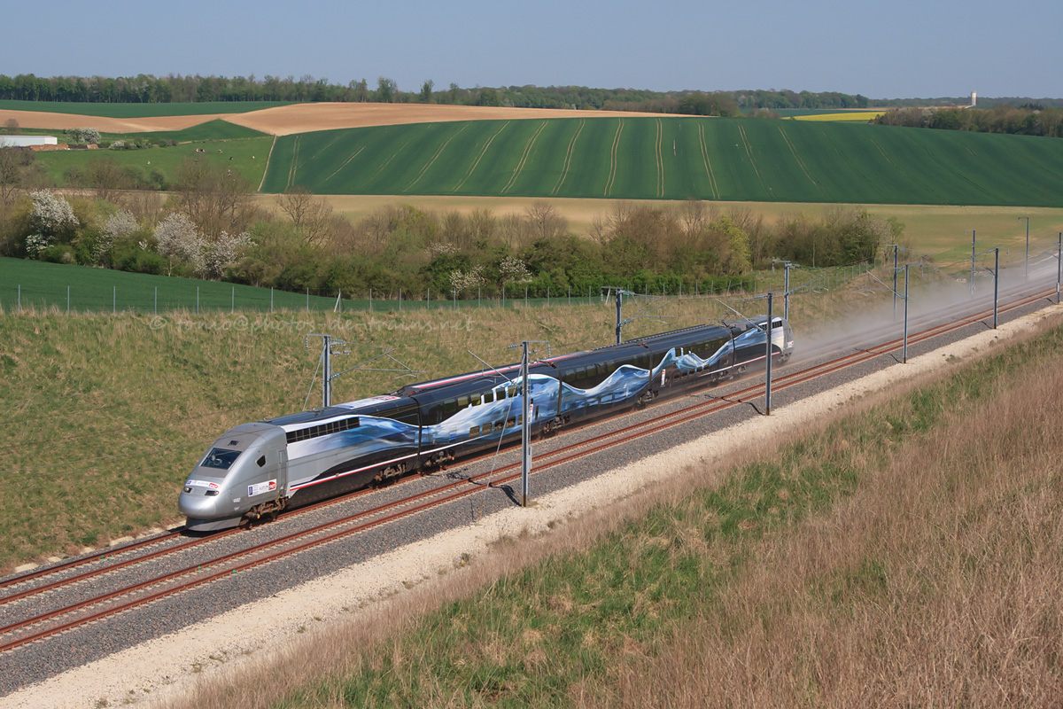 La rame V150 (TGV POS 4402), flirtant avec les 531 km/h, lors d'une marche VIP.