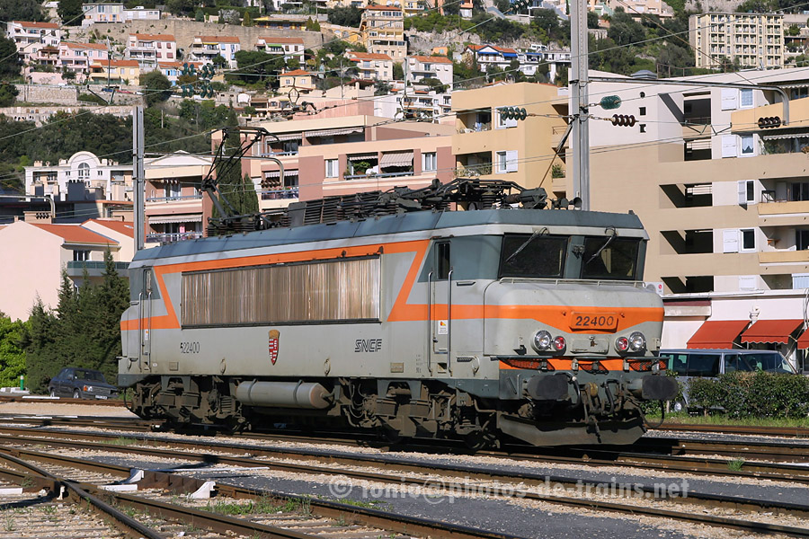 Vue de la BB 22400, entrant au d&eacute;p&ocirc;t de Nice Saint-Roch.
