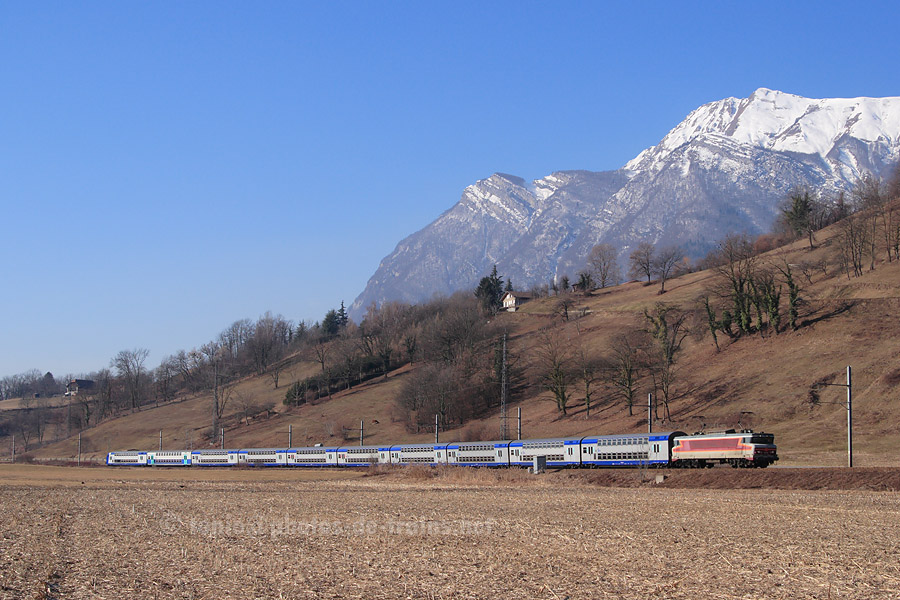 Passage du TER 17591 Lyon-Perrache - Bourg-Saint-Maurice, assur&eacute; exceptionnellement pendant les pointes d'hiver en CC 6500 et rame V2N, pr&egrave;s de Tournon. Le train est ici tract&eacute; par la CC 6575.