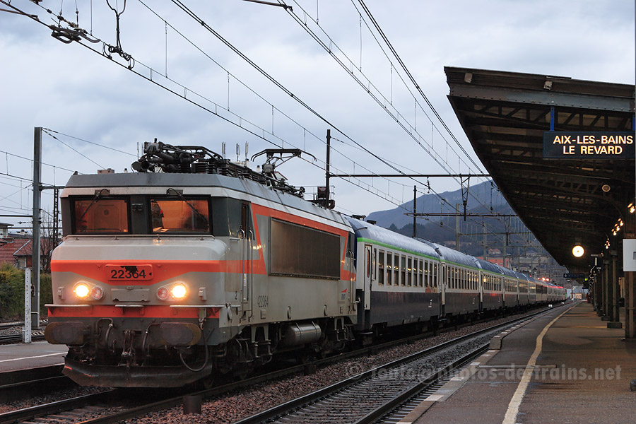 Arrivant de Brest, le train de nuit 4878 Brest - Saint-Gervais-les-Bains-le-Fayet entre en gare d'Aix-les-Bains-le-Revard, BB 22364 en t&ecirc;te, et s'appr&ecirc;te &agrave; rebrousser en direction d'Annecy. La BB 25179, visible en queue du train, est ainsi accroch&eacute;e, et la BB 22364 sera d&eacute;croch&eacute;e.