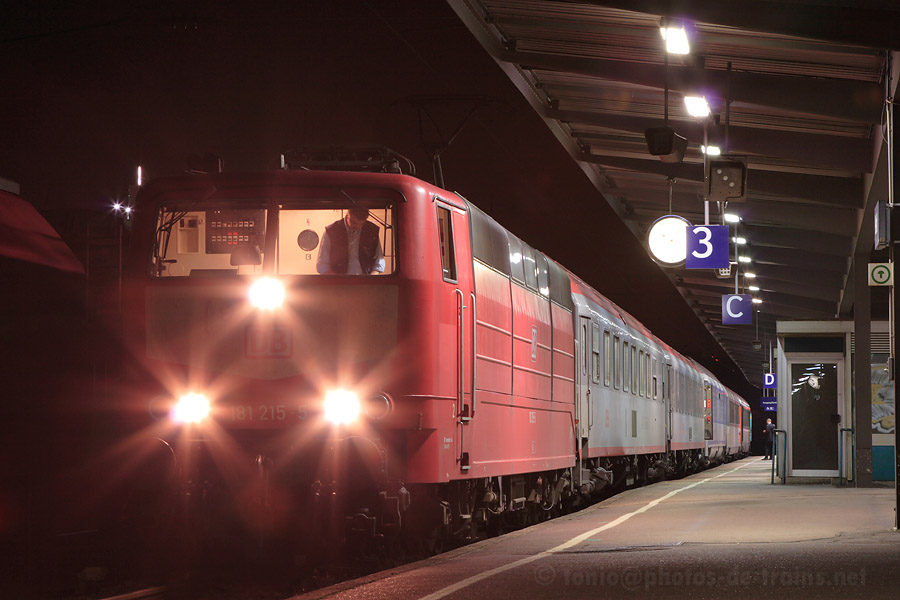 Arr&ecirc;t en gare de Kehl du train 263 "Orient-Express" Paris-Est - Wien Westbf, BR 181 215-5 en t&ecirc;te.