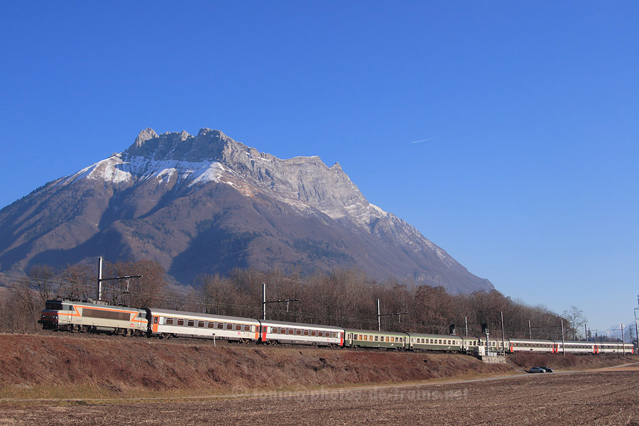 Passage sous la dent d'Arclusaz du TER 883256 Bourg-Saint-Maurice - Aix-les-Bains-le-Revard, BB 22392 en traction.