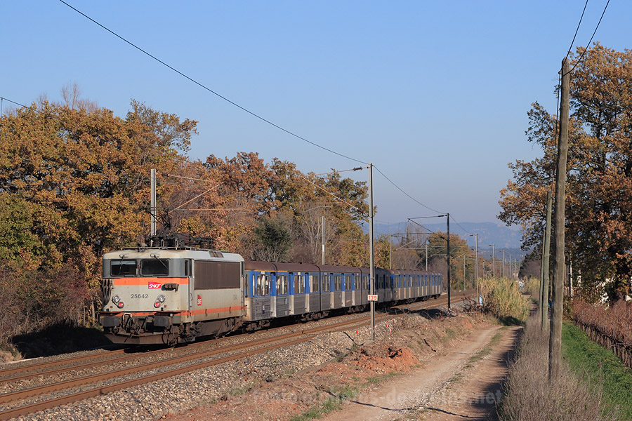 Vue de la BB 25642 en pousse du TER 881185 Les Arcs-Draguignan - Ventimiglia.