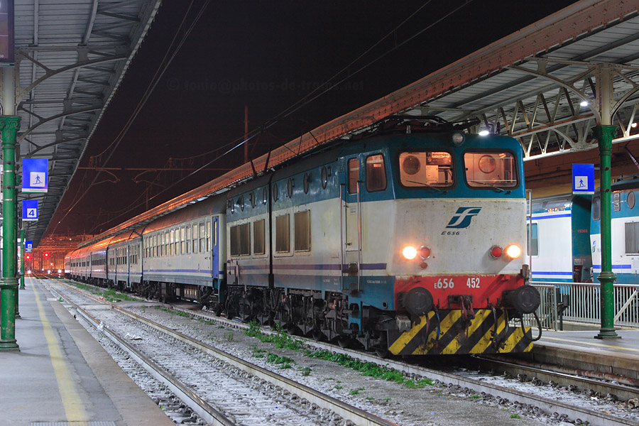 Arriv&eacute;e en gare de Ventimiglia du train r&eacute;gional 24496 Torino-Porta-Nuova - Ventimiglia, E656 452 en t&ecirc;te.