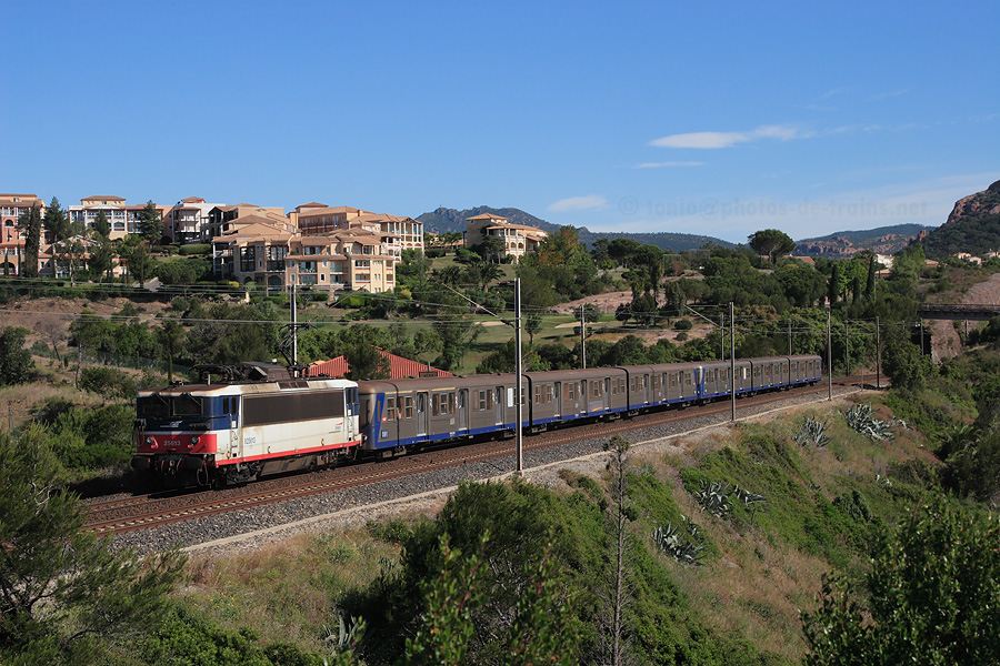 Arriv&eacute;e dans quelques instants en gare d'Agay du TER 881141 Les Arcs-Draguignan - Ventimiglia, assur&eacute; par deux RIB PACA pouss&eacute;es par la BB 25613, fraichement mut&eacute;e &agrave; l'EMT de Marseille-Blancarde.