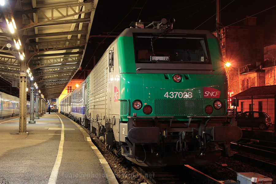 Gare d'Aix-les-Bains-le-Revard, une rame de mesures composée de la BB 37028, d'une voiture de l'Agence d'Essais Ferroviaires et de fourgons MC76 est prête pour ses prochaines marches d'essais jusqu'à Chambéry.