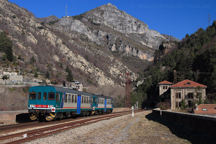 Arriv&eacute;e en gare de Saint-Dalmas-de-Tende du train 22983 Cuneo - Ventimiglia, assur&eacute; par une UM d'Aln663.