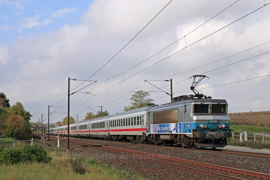 En provenance de Paris-Est et &agrave; destination de Munchen Hbf, l'EuroCity 67, tract&eacute; par la BB 15055, d&eacute;boule &agrave; Guerpont.