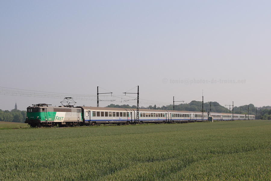 Vue du TER 16807 Paris Montparnasse - Le Mans, BB 9220 en t&ecirc;te, quelques instants apr&egrave;s son d&eacute;part de la gare de Rambouillet.