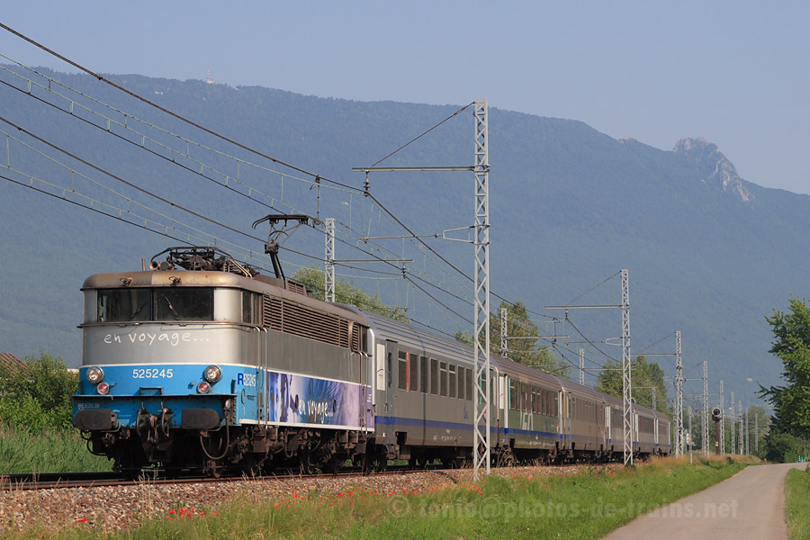 En provenance d'Annecy, le TER 883103, tract&eacute; par la BB 25245, poursuit sa route vers Bourg-Saint-Maurice.