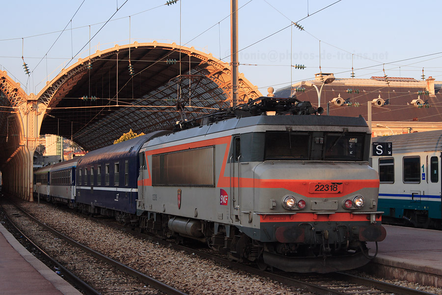 Gare de Nice, le Corail Lun&eacute;a "Lorazur" 4330 Nice-Ville - Luxembourg, BB 22318 en t&ecirc;te, est pr&ecirc;t au d&eacute;part.