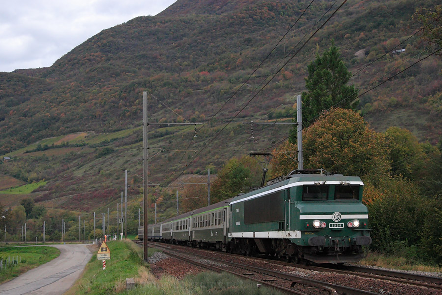 Vue du TER 883319 Chambéry-Challes-les-Eaux - Modane, tracté par la CC 6558 et passant à Saint-Jean-de-la-Porte.