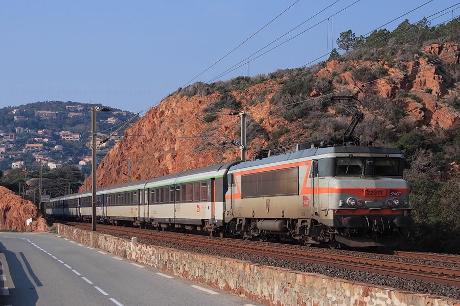 Quelques minutes apr&egrave;s avoir travers&eacute; la gare d'Anth&eacute;or, le Corail Lun&eacute;a 4625 Nantes - Nice-Ville, tract&eacute; par la BB 22311, est surpris entre les roches du massif de l'Est&eacute;rel.