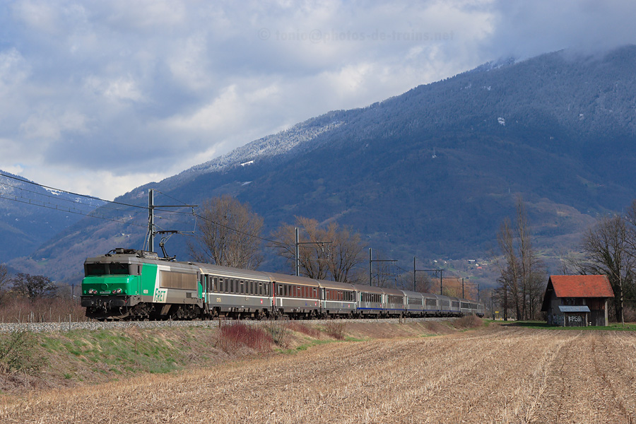 Passage &agrave; Gilly-sur-Is&egrave;re du TER 883260 Bourg-Saint-Maurice - Lyon-Part-Dieu, prolong&eacute; exceptionnellement jusqu'&agrave; Lyon pendant les pointes hivernales. La CC 6559 est charg&eacute;e du train.