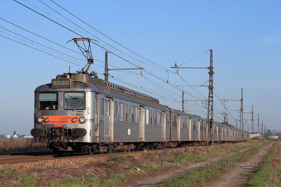 Passage &agrave; Rambouillet du TER 862517 Paris-Montparnasse - Chartres, assur&eacute; en UM de Z 5300.