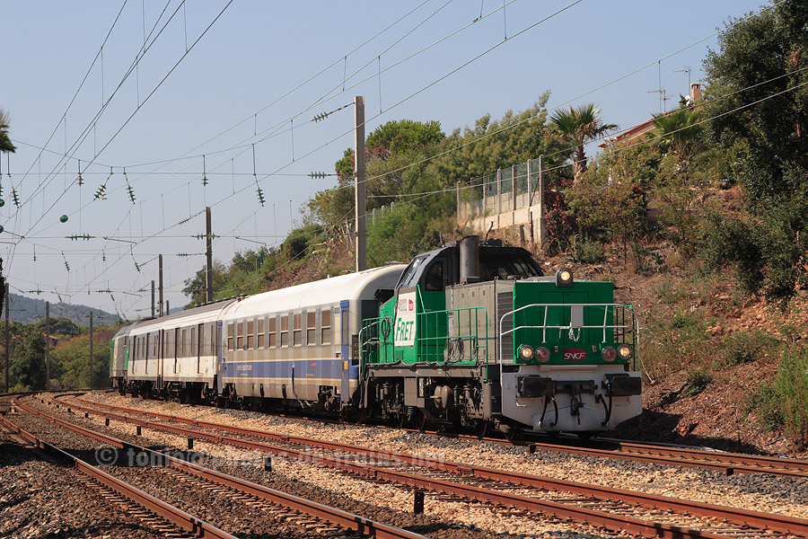 Passage près d'Anthéor d'une marche d'essais composée du BB 60002, d'une voiture de mesures, de fourgons MC76 et du CC 72002.