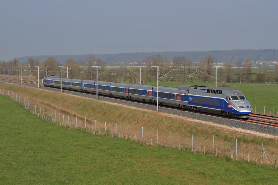 Passage pr&egrave;s de Brizeaux du TGV sp&eacute;cial transportant les invit&eacute;s &agrave; bord de la rame V150, le jour du record, jusqu'au point de d&eacute;part de la marche du record.