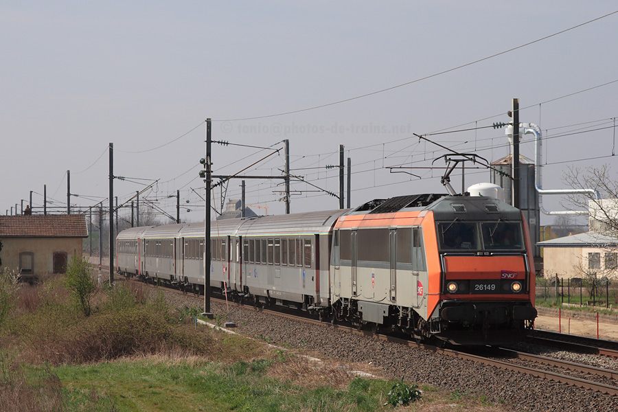 Passage pr&egrave;s de Sand du train d'essais 806268 Mulhouse - Hausbergen, dans le cadre d'essais des nouvelles voitures r&eacute;versibles B5uxh. La BB 26149R a &eacute;t&eacute; d&eacute;sign&eacute;e pour effectuer cette marche.