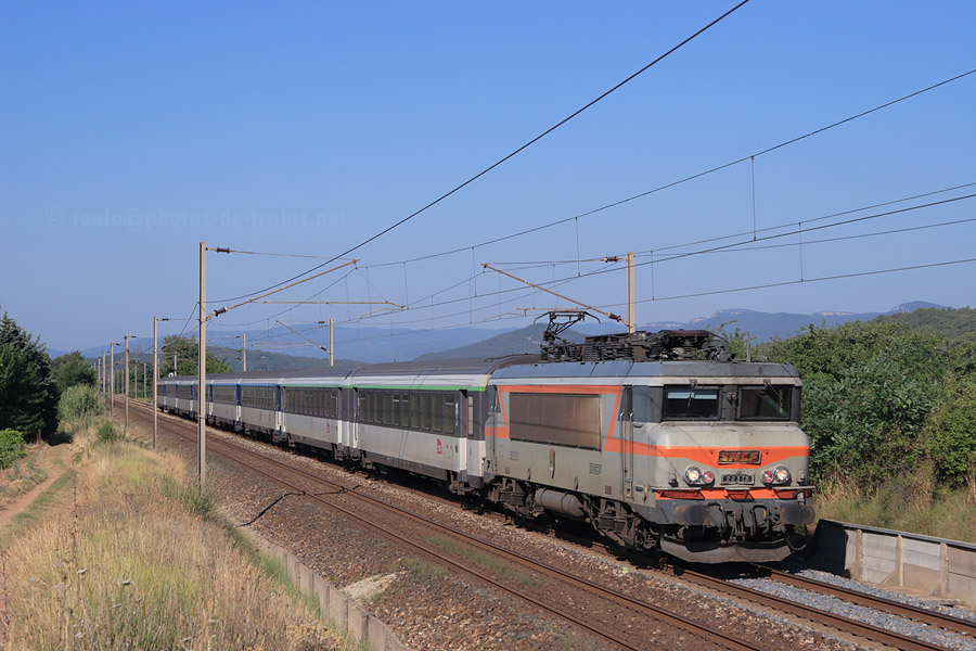 Vu près de Gonfaron, le Corail Lunéa 4625 Nantes - Nice-Ville, tracté par la BB 22312.