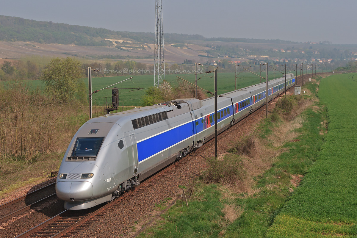 Vue de la rame TGV POS 4411, fraîchement construite par Alstom, lors de son acheminement de Belfort à Paris-Est.
