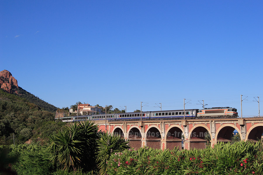 Vue sur le viaduc d'Anth&eacute;or de la BB 22315 tractant le TER 17434 Ventimiglia - Lyon-Perrache.