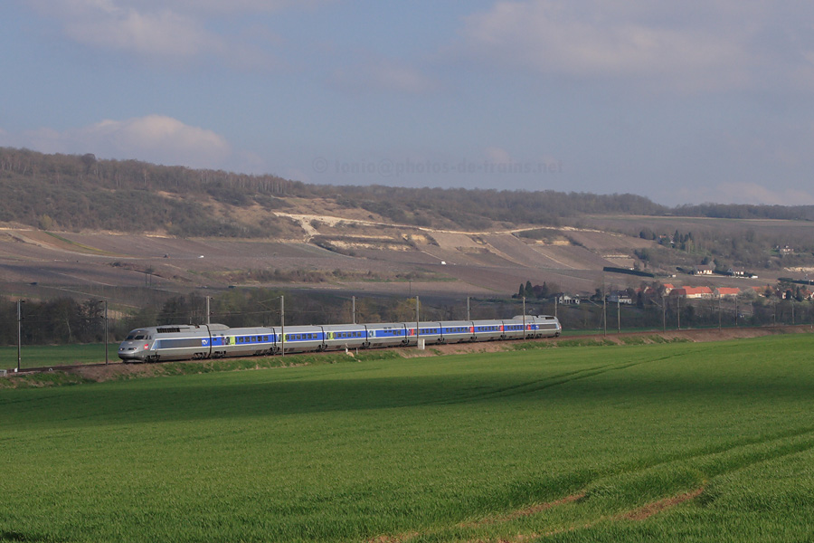 Passage à Fossoy (ligne 1) du TGV 2658 Luxembourg - Paris-Est, assuré par une rame TGV Réseau rénovée Lacroix.