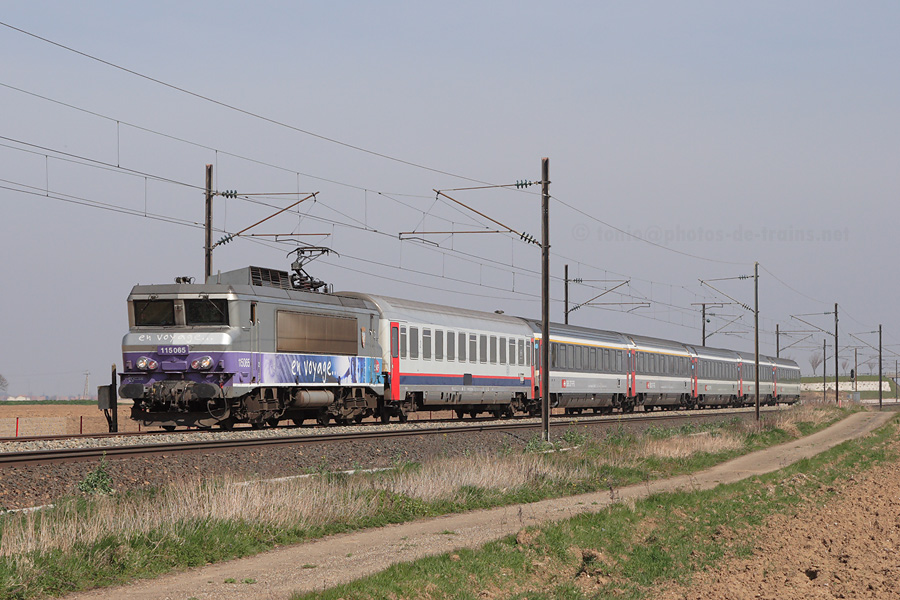 Vue pr&egrave;s de Sand de l'EuroCity 91 Bruxelles - Brig, BB 15065 en charge.