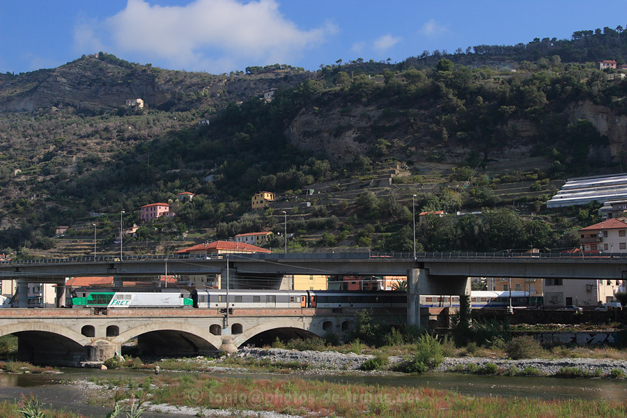 Passage &agrave; Ventimiglia, sur le pont traversant la Roya, d'une marche d'essais compos&eacute;e du CC 72002, d'une voiture de mesures, de fourgons MC76 et du BB 60002.