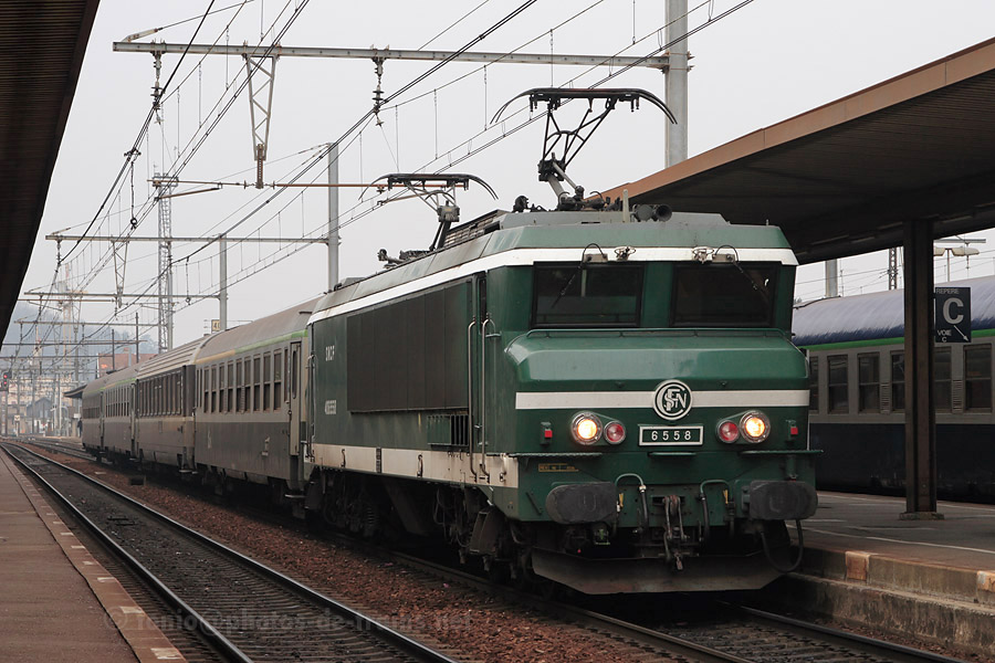 Arr&ecirc;t en gare d'Aix-les-Bains-le-Revard du TER 883354 Modane - Lyon-Perrache, CC 6558 en t&ecirc;te.