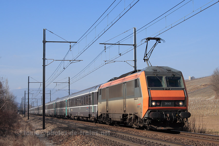 Vue &agrave; Torm&eacute;ry du train 4813 Reims - Bourg-Saint-Maurice, BB 26143 en charge.