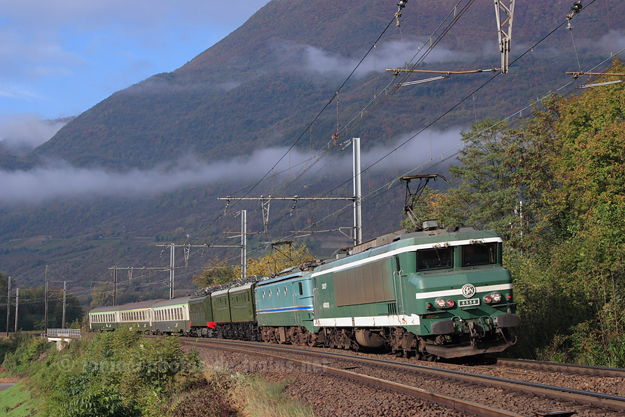 Passage &agrave; Saint-Jean-de-la-Porte du train sp&eacute;cial 22131 Aix-les-Bains-le-Revard - Saint-Jean-de-Maurienne. Les CC 6558 et CC 7102, en double traction, sont en charge du train.
