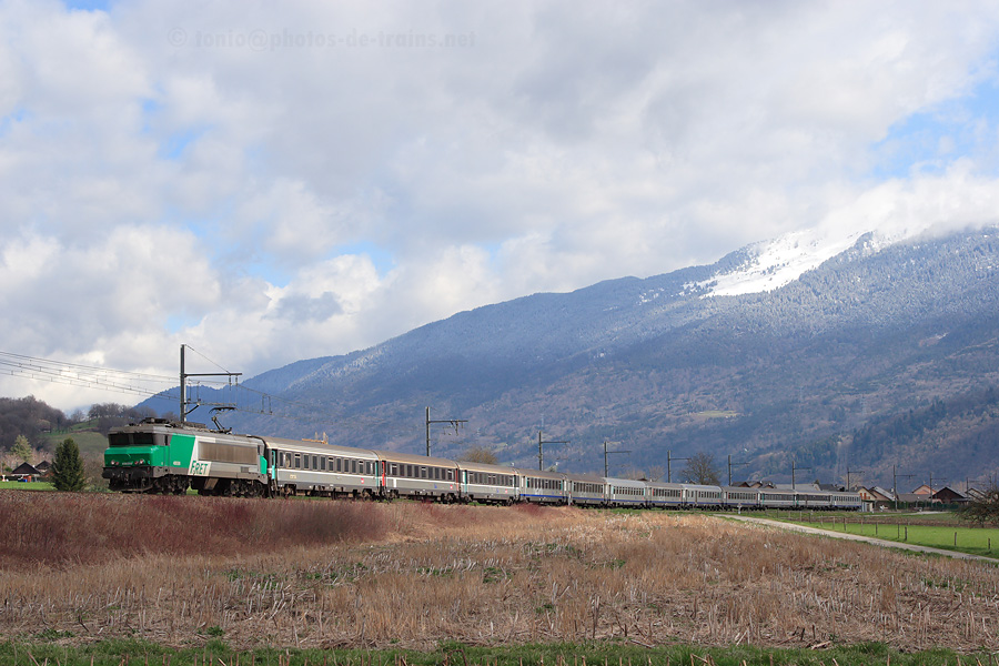 Passage &agrave; Gr&eacute;sy-sur-Is&egrave;re du TER 883260 Bourg-Saint-Maurice - Lyon-Part-Dieu, prolong&eacute; exceptionnellement jusqu'&agrave; Lyon pendant les pointes hivernales. La CC 6559 est charg&eacute;e du train.