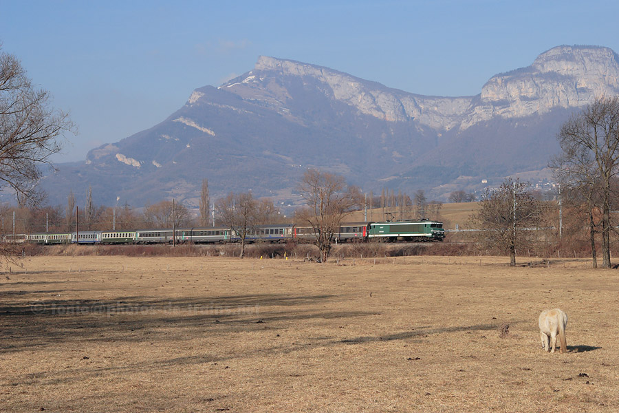 Quelques minutes après son départ de la gare de Chambéry-Challes-les-Eaux, le TER 883313 Lyon-Perrache - Modane, CC 6558 en tête, passe à Chacuzard.