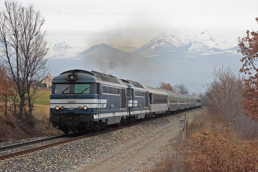 Revenant de Brian&ccedil;on, le W 775066 Brian&ccedil;on - Paris-Austerlitz grimpe la rampe de La Freissinouse, tract&eacute; par les BB 67422 et BB 67433, ici &agrave; plein r&eacute;gime, et continue sa route vers Paris-Austerlitz.