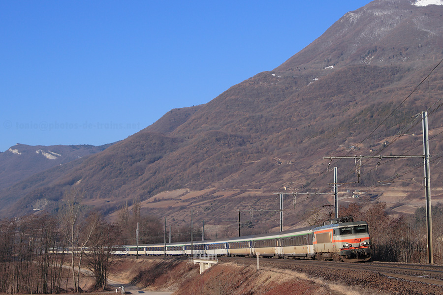Passage du Corail Lun&eacute;a 4451 pr&egrave;s de Saint-Jean-de-la-Porte, tract&eacute; par la BB 22352.