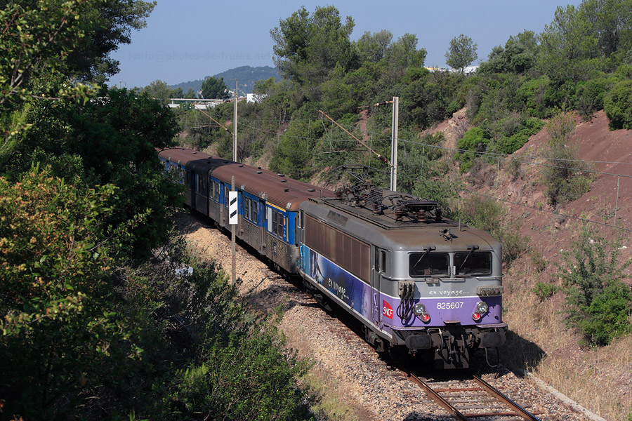 La BB 25607, en pousse du TER 881618 Hy&egrave;res - Marseille-Saint-Charles, s'appr&ecirc;te &agrave; rejoindre la ligne Marseille - Ventimiglia.