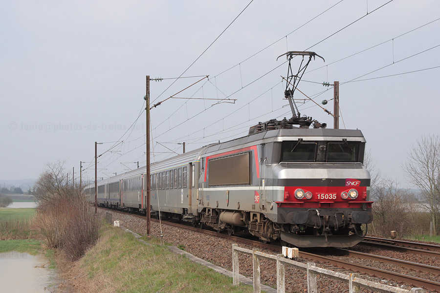 Passage &agrave; Sanry-sur-Nied du TER 830347 Metz - Strasbourg, tract&eacute; par la BB 15035.