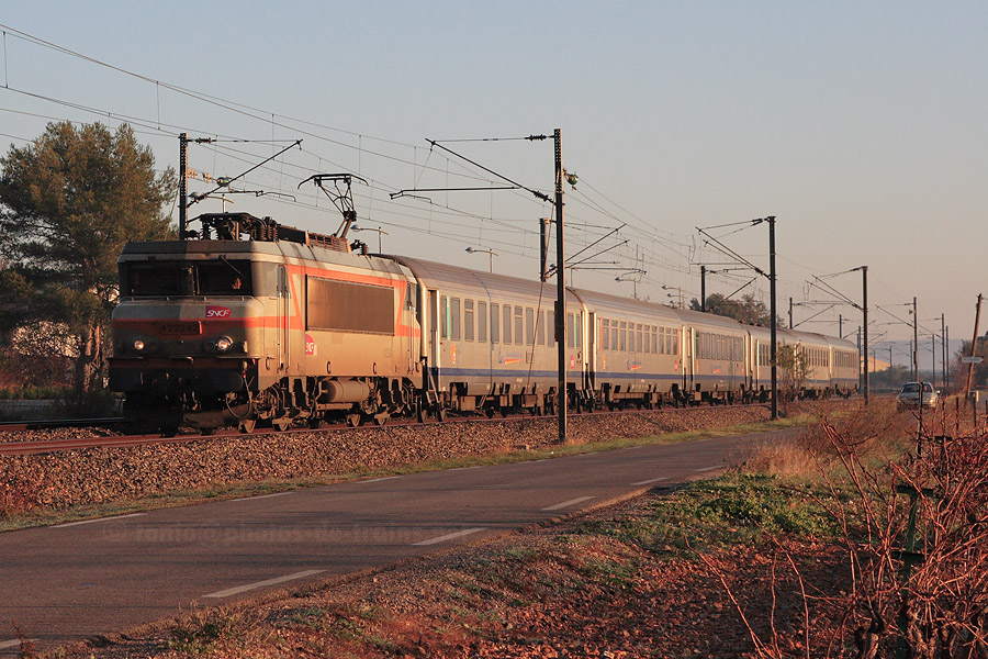 Passage aux premi&egrave;res lueurs du jour du TER 17430 Nice-Ville - Lyon-Part-Dieu, tract&eacute; par la BB 22242, &agrave; Cuers.