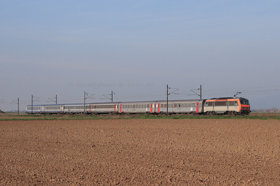 Passage &agrave; Schaeffersheim du TER 200 Alsace N&deg;96204 B&acirc;le - Strasbourg, tract&eacute; par la BB 26156.