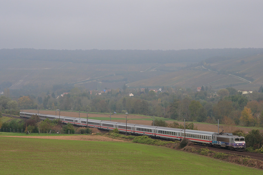 En provenance de Paris-Est et &agrave; destination de Munchen Hbf, l'EuroCity 67, tract&eacute; par la BB 15056, passe &agrave; Reuilly-Sauvigny.