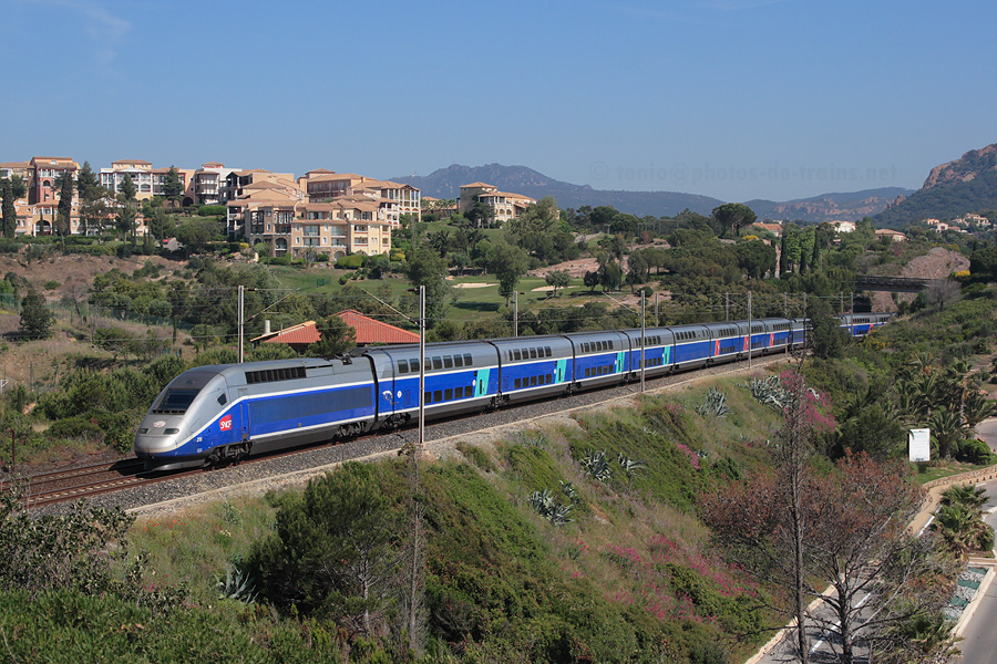 Vue &agrave; Agay d'une UM de TGV Duplex, assurant le TGV 6174 Ventimiglia - Paris-Gare-de-Lyon.