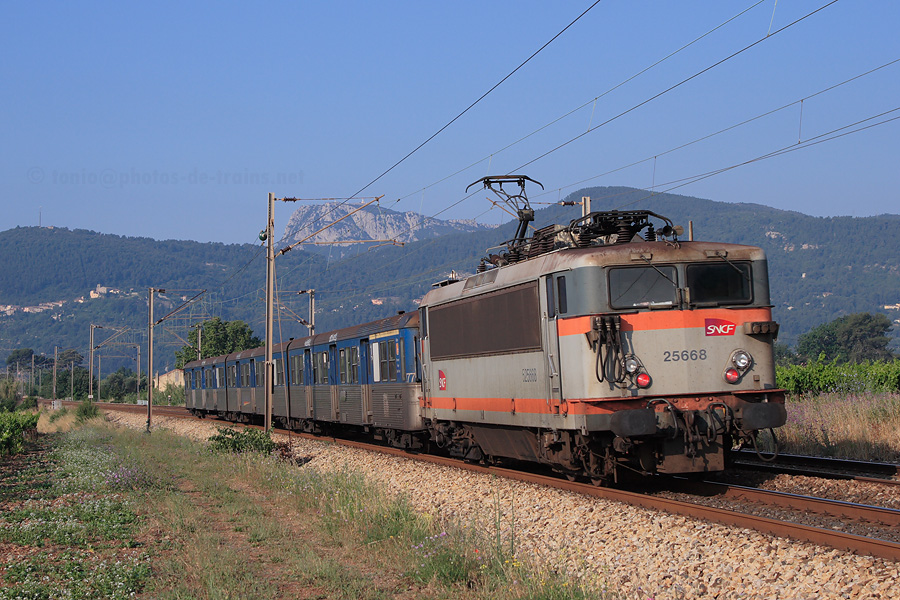 BB 25668 en pousse, le TER 881662 Les Arcs-Draguignan - Toulon va bient&ocirc;t entrer en gare de Sollies-Pont.