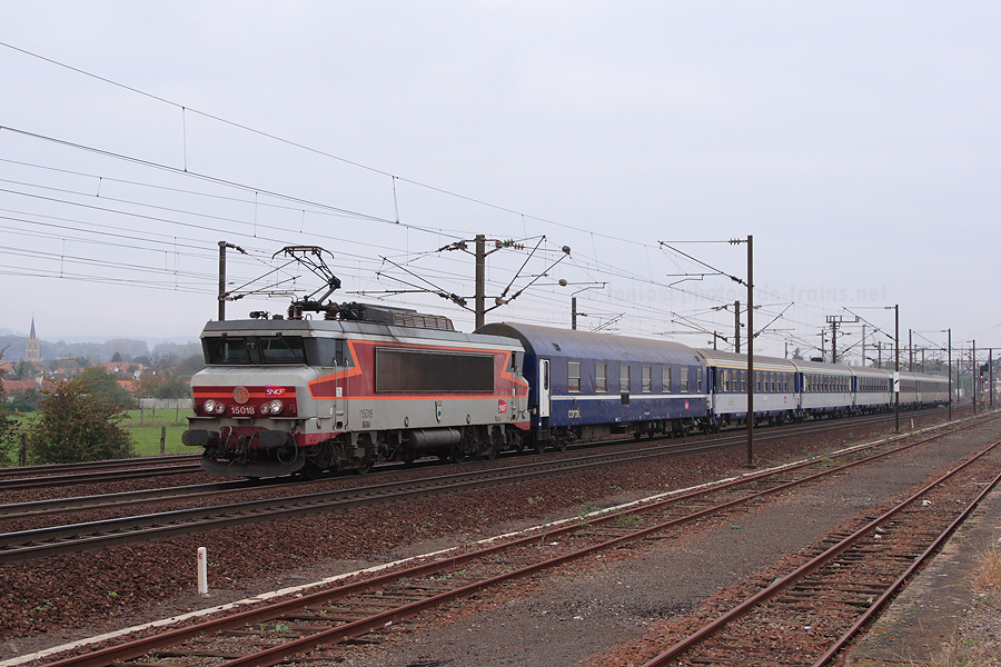 La BB 15018 emmenant jusqu'à Metz la marche 750011, W du train "Lorazur" (Luxembourg - Nice et vice-versa), vue ici près de Woippy.