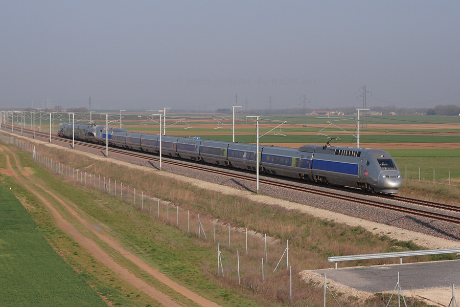 Passage &agrave; La Cheppe des rames 4404 et 4402 lors de leur acheminement jusqu'&agrave; Tilloy-et-Bellay, o&ugrave; ces derni&egrave;res seront d&eacute;tell&eacute;es.