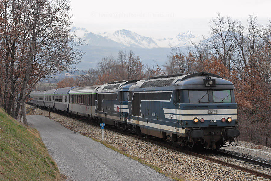 Revenant de Brian&ccedil;on, le W 725000 Brian&ccedil;on - Paris-Austerlitz grimpe la rampe de La Freissinouse, tract&eacute; par les BB 67456 et BB 67488, ici &agrave; plein r&eacute;gime, et continue sa route vers Paris-Austerlitz.