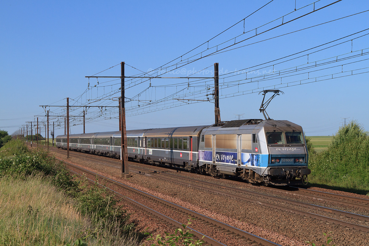 En tête d'un train Paris - Tours, la BB 26002 va bientôt traverser Artenay.