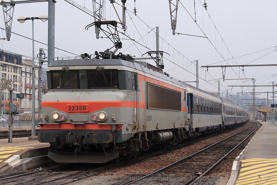 Arriv&eacute;e sur le train 4873 Brest - Saint-Gervais-les-Bains-le-Fayet, la BB 22358 vient de se mettre en t&ecirc;te du train 4865 Quimper - Saint-Gervais-les-Bains-le-Fayet.