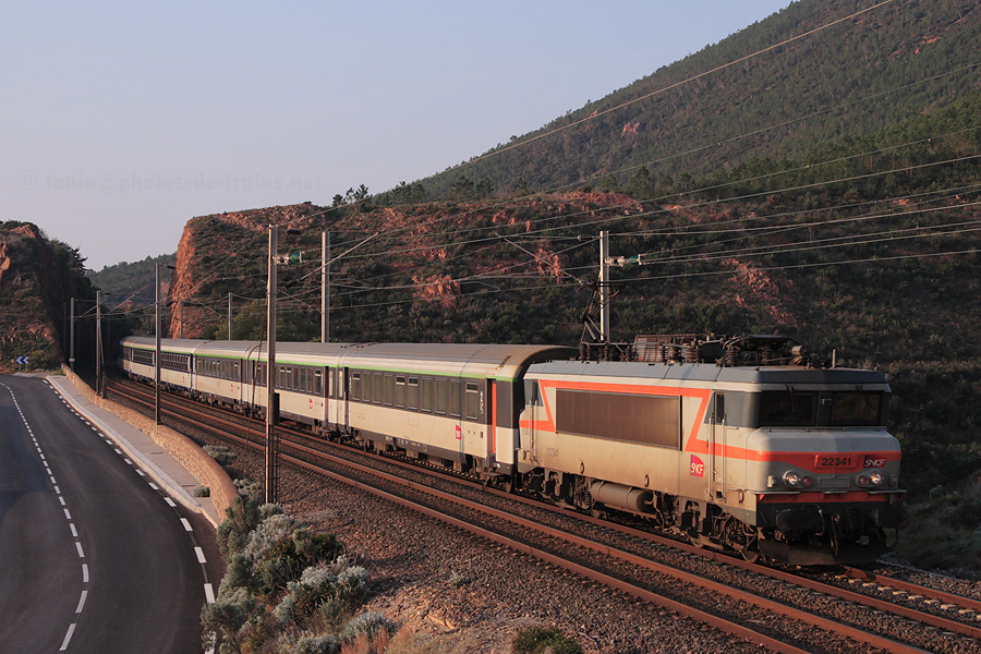 Passage aux premières lueurs du jour du Corail Lunéa 4621 Hendaye - Nice-Ville, tracté par la BB 22341. Une tranche Cerbère - Marseille-Saint-Charles a été raccordée à Marseille-Saint-Charles.